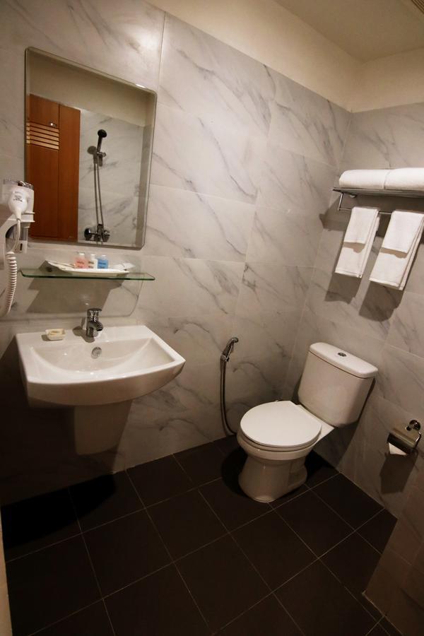Botahtaung Hotel Янгон Екстериор снимка