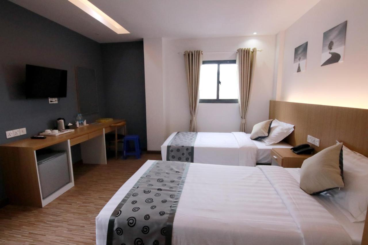 Botahtaung Hotel Янгон Екстериор снимка