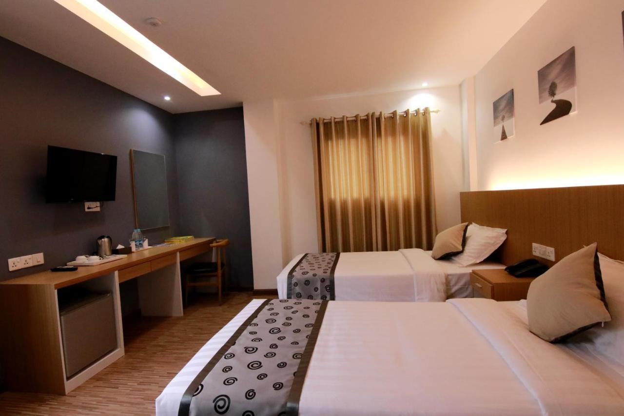 Botahtaung Hotel Янгон Екстериор снимка