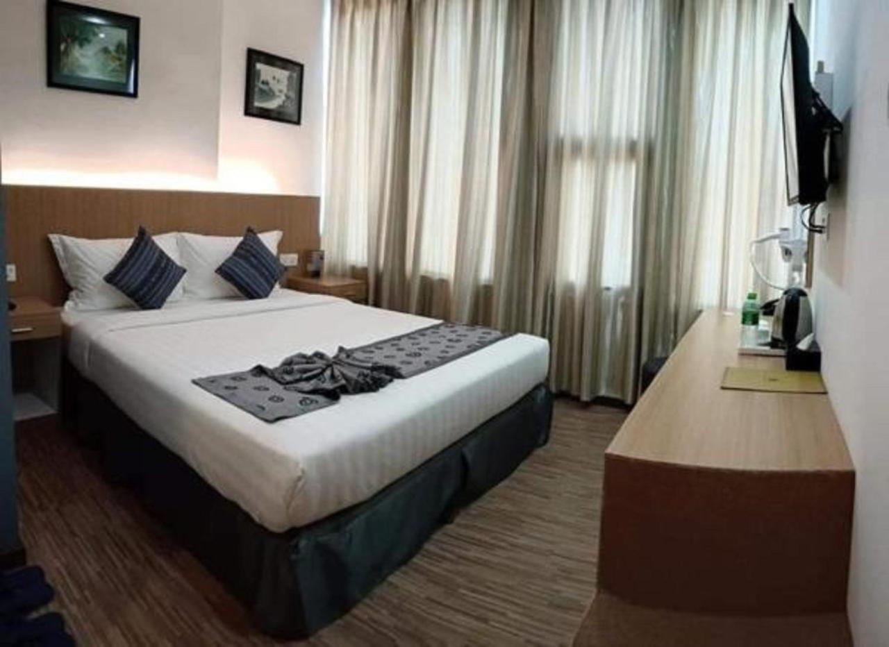 Botahtaung Hotel Янгон Екстериор снимка