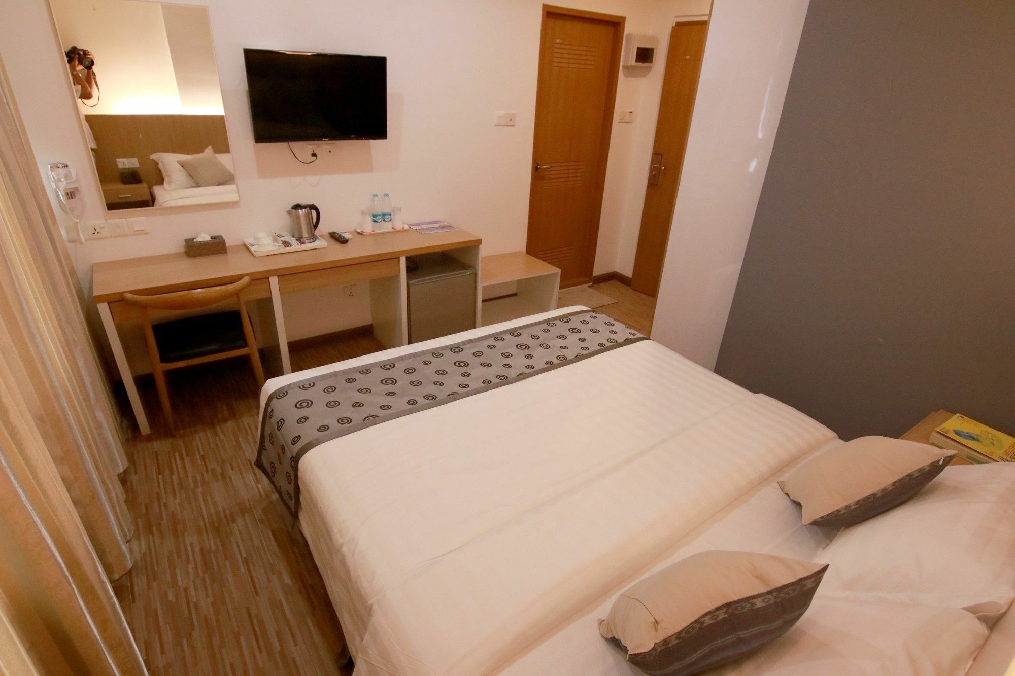 Botahtaung Hotel Янгон Екстериор снимка