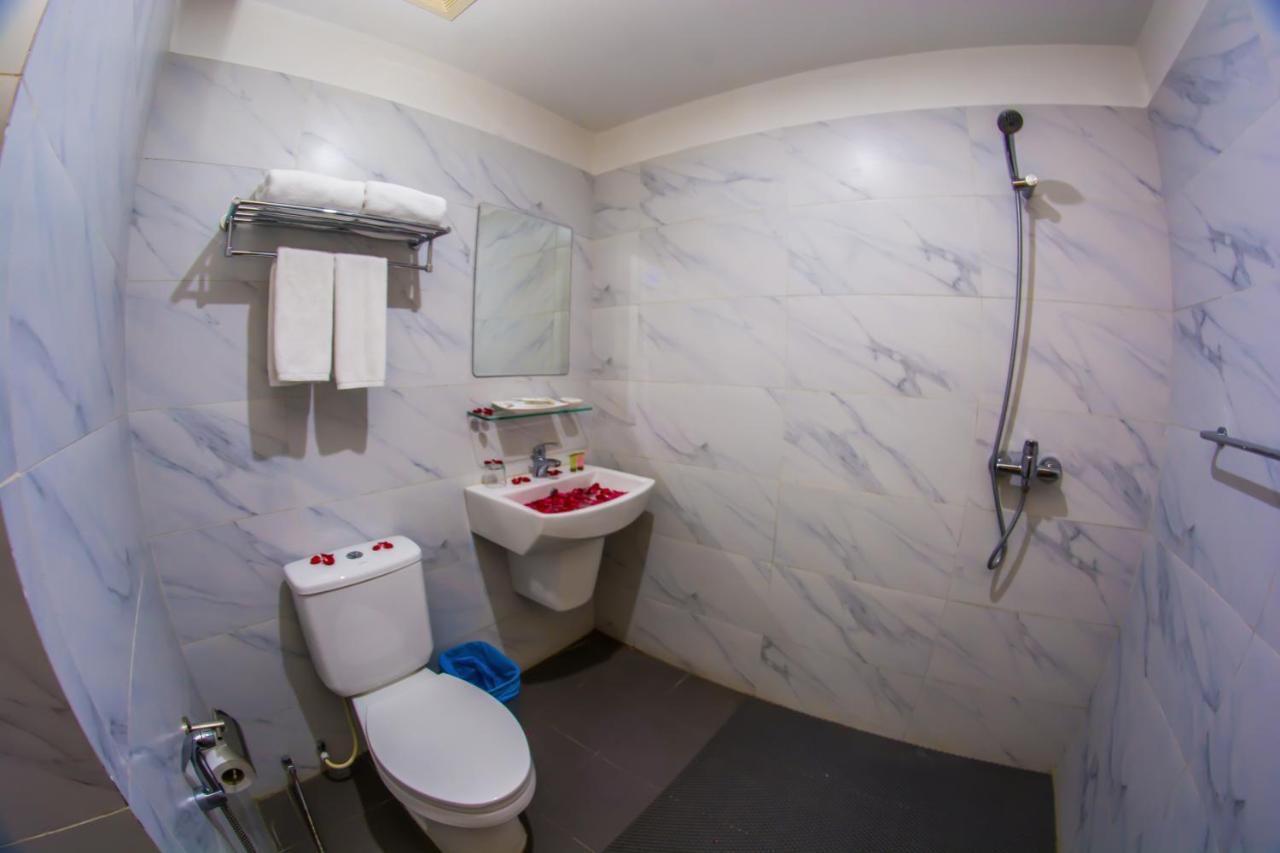Botahtaung Hotel Янгон Екстериор снимка